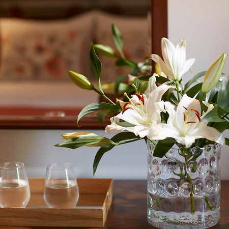 Simantro Resort Sani  Buitenkant foto A vase of flowers