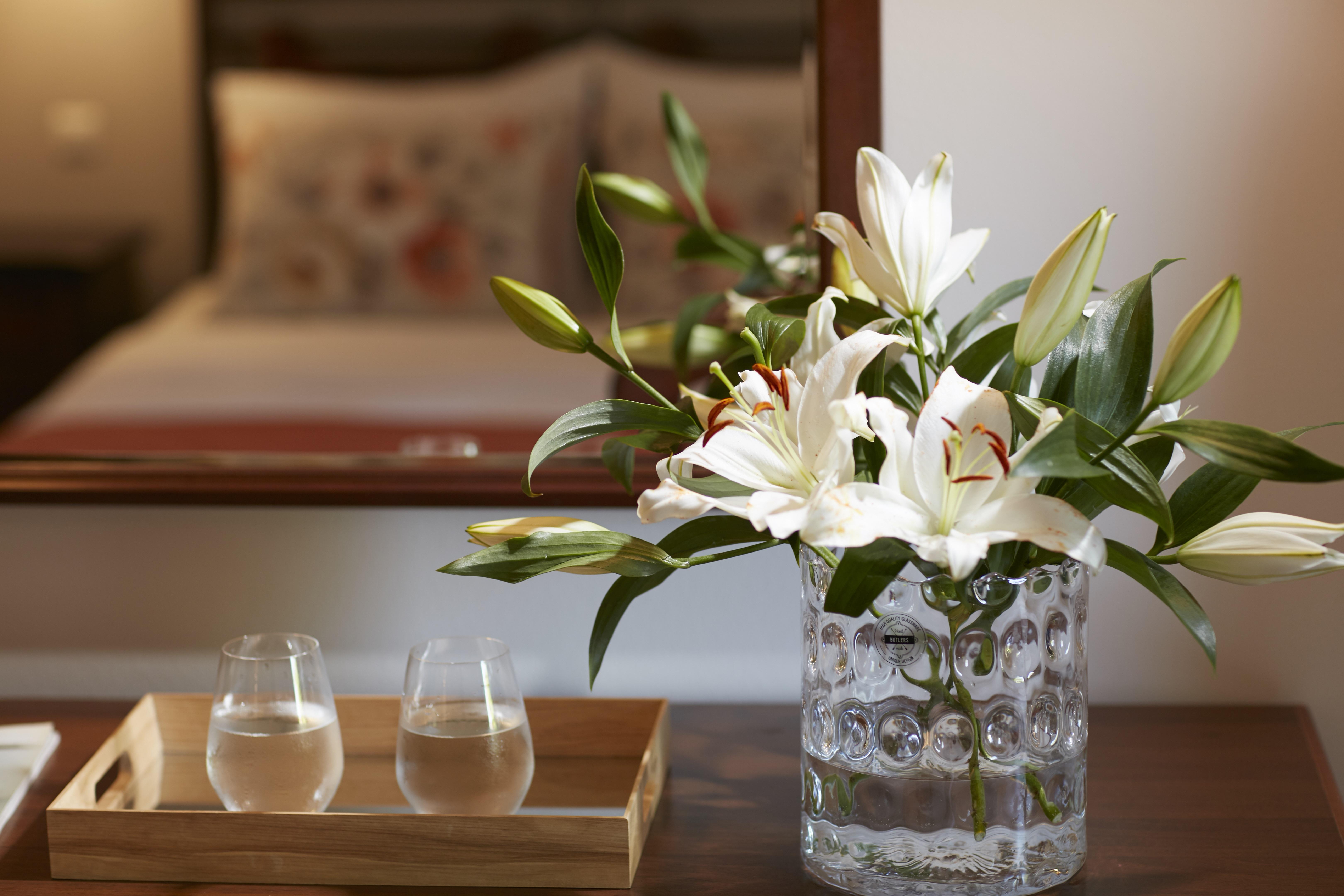 Simantro Resort Sani  Buitenkant foto A vase of flowers