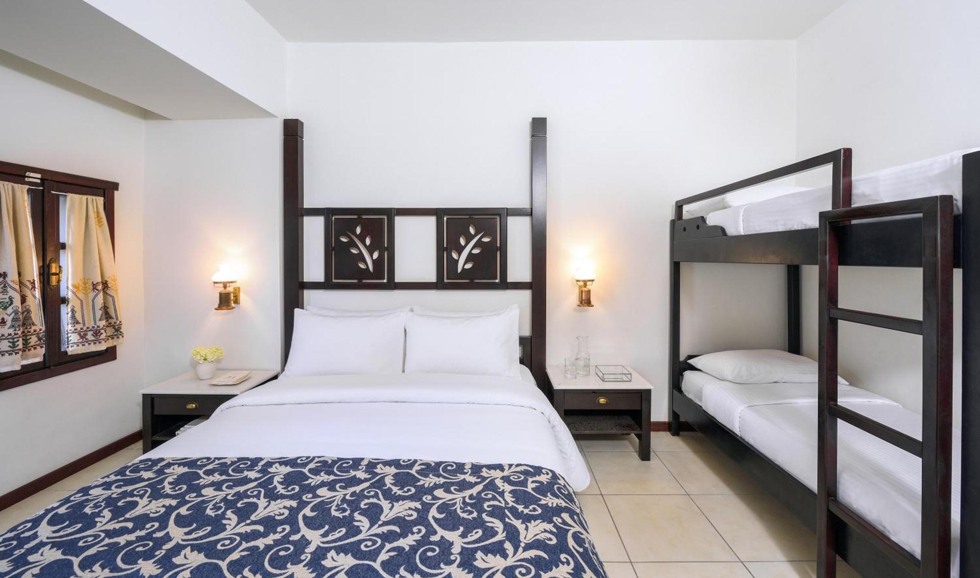 Simantro Resort Sani  Kamer foto Family room