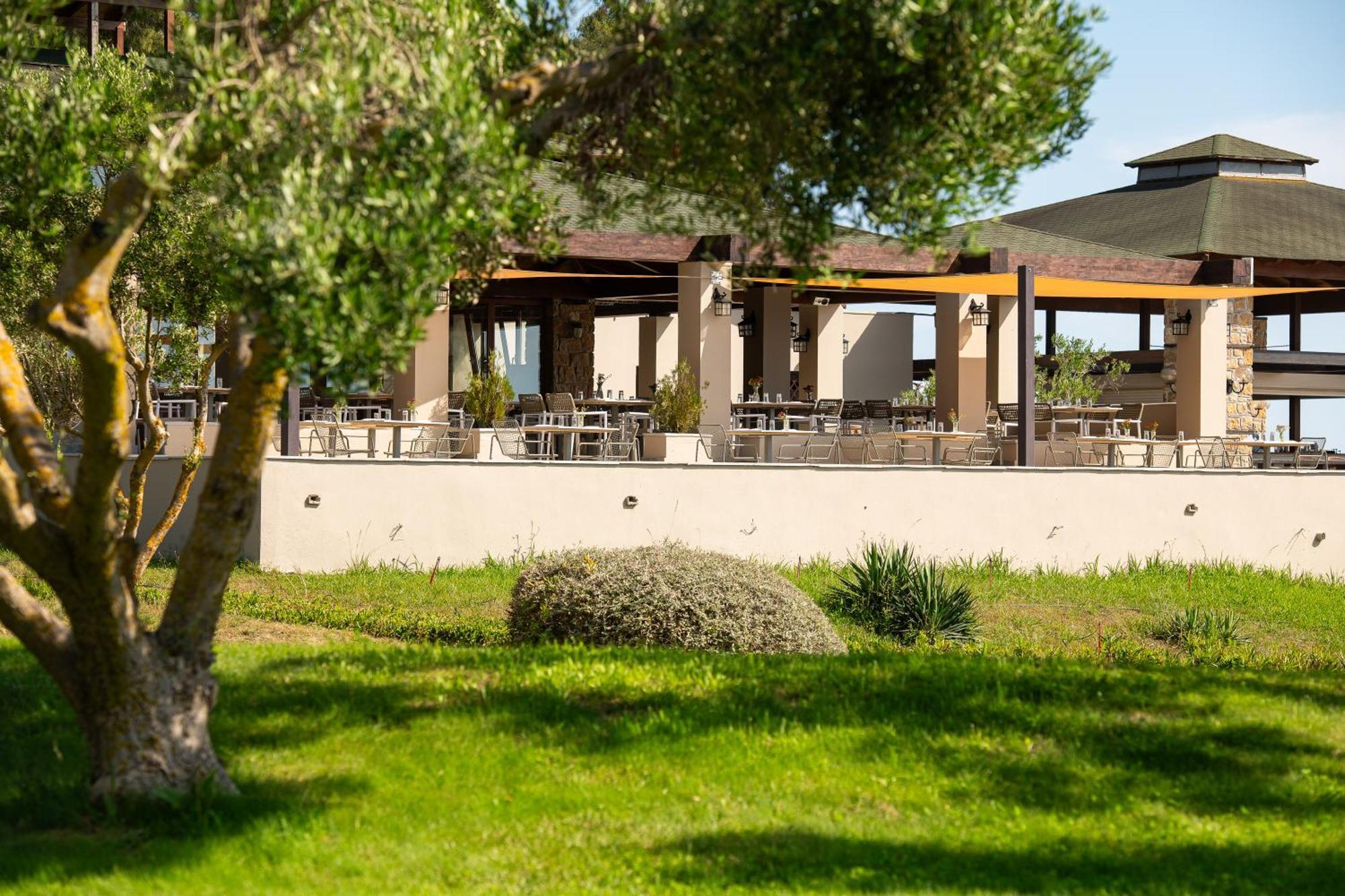 Simantro Resort Sani  Buitenkant foto The campus of the University of Patras