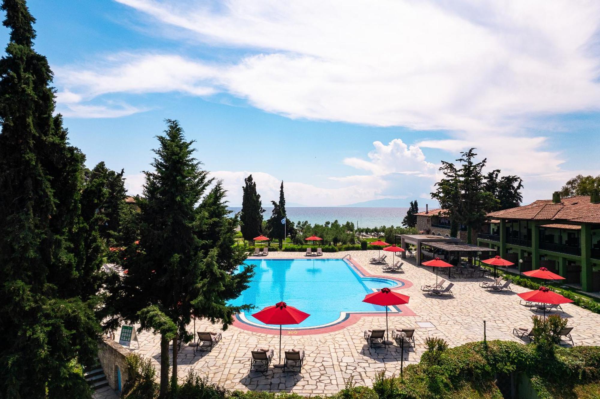 Simantro Resort Sani  Buitenkant foto The swimming pool at the hotel