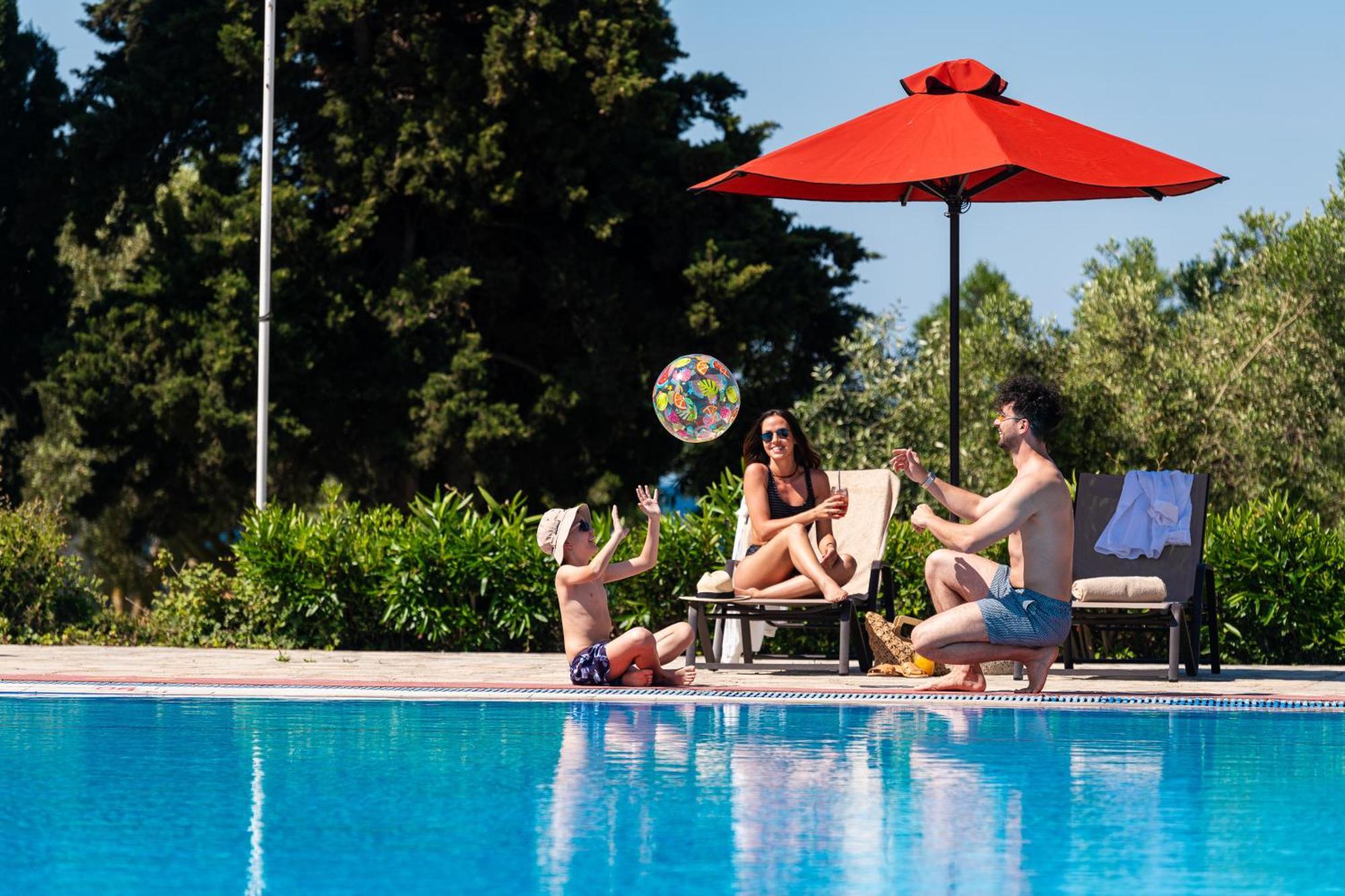 Simantro Resort Sani  Buitenkant foto Family at a pool