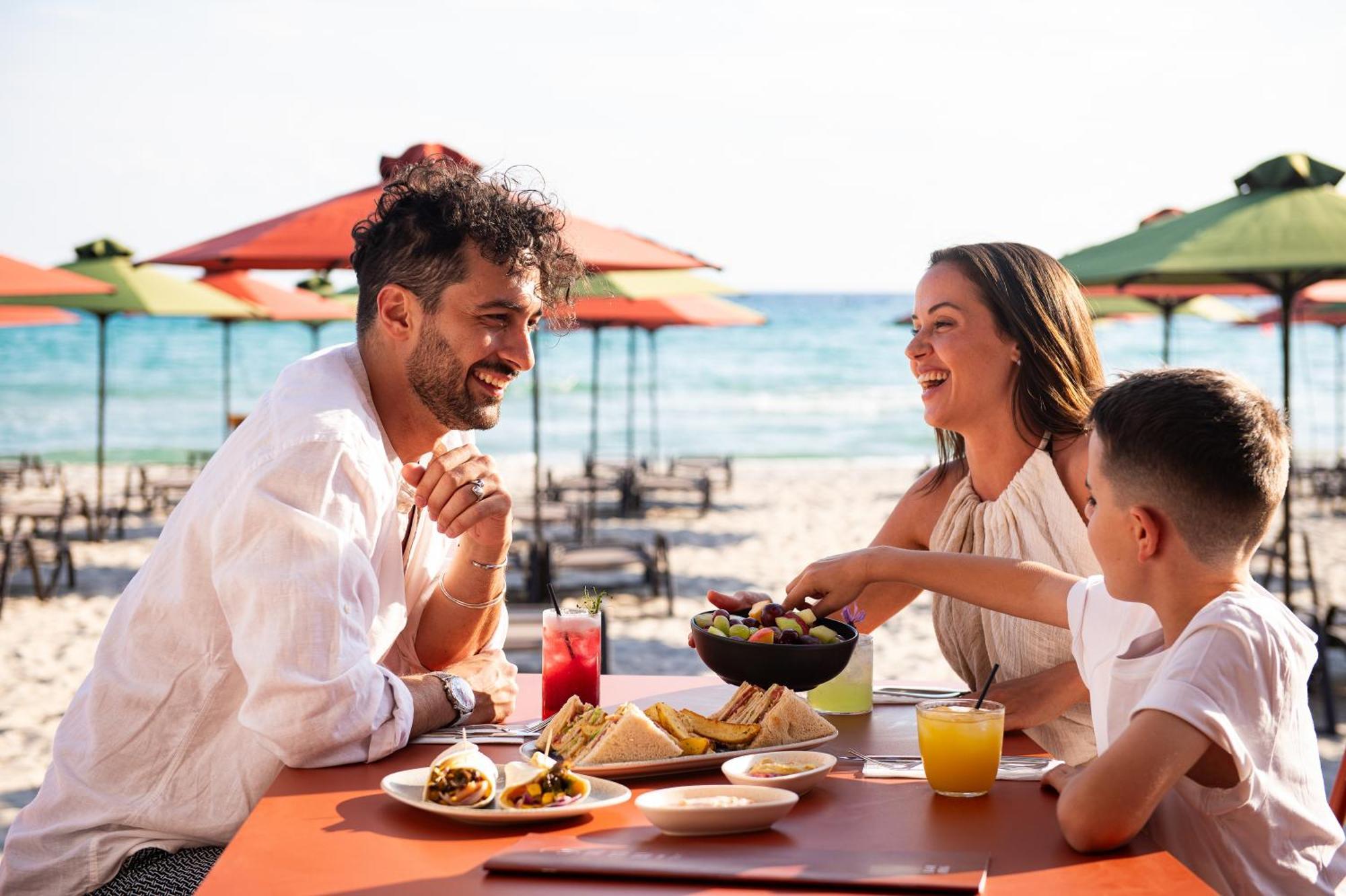 Simantro Resort Sani  Buitenkant foto Family dining at a beach restaurant